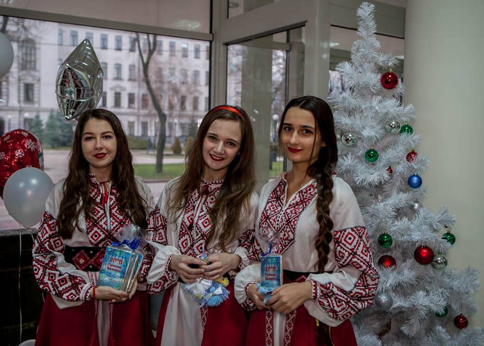 Девушки-красавицы пели праздничные украинские песни Девушки-красавицы пели праздничные украинские песни