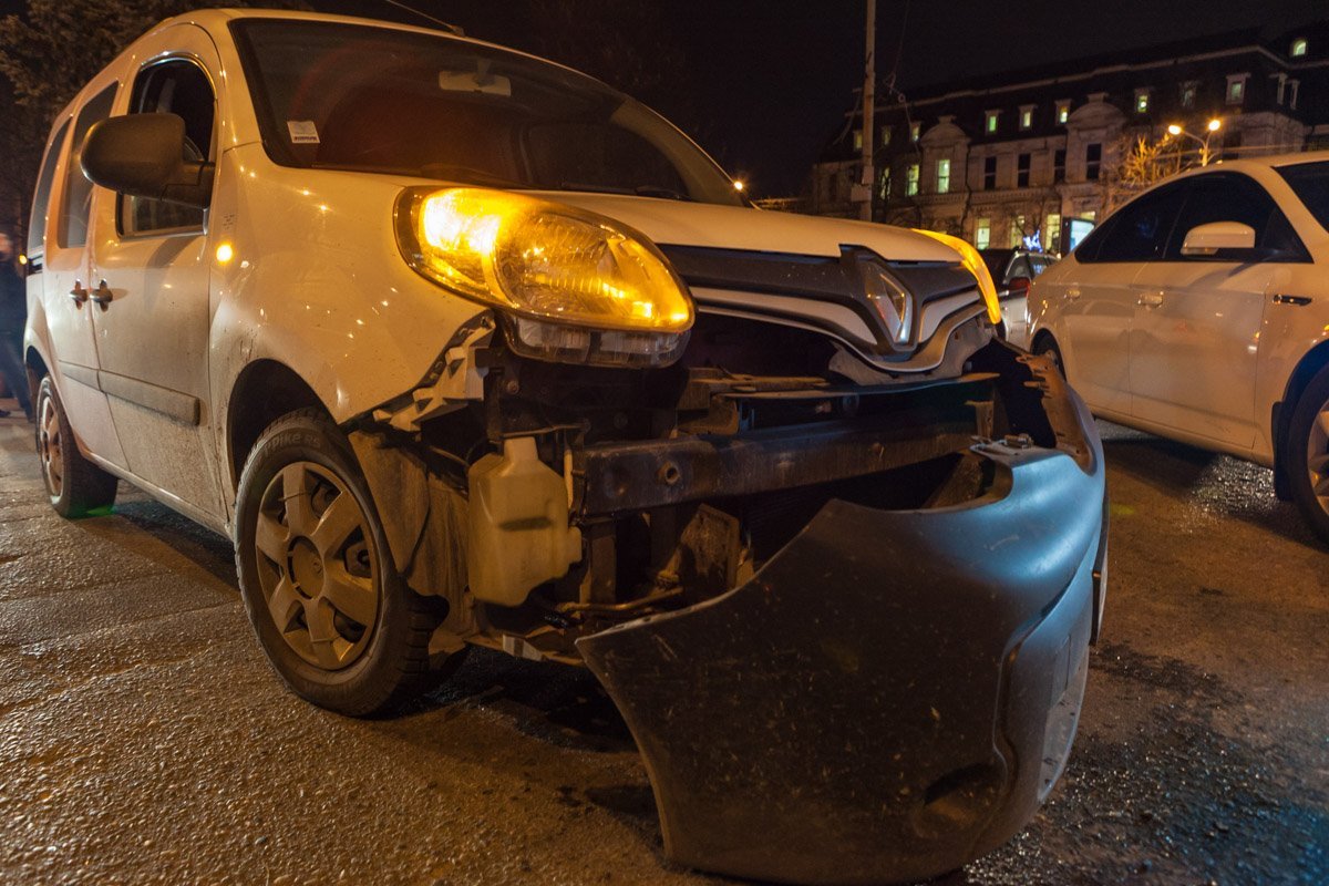 Механические повреждения на машине Renault Механические повреждения на машине Renault