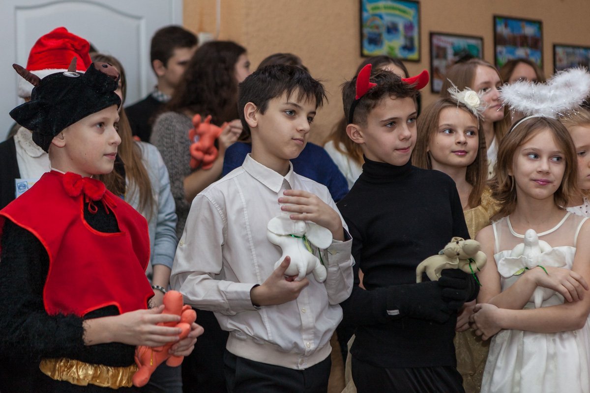 Школьники берут участие в поставке ко дню Святого Николая