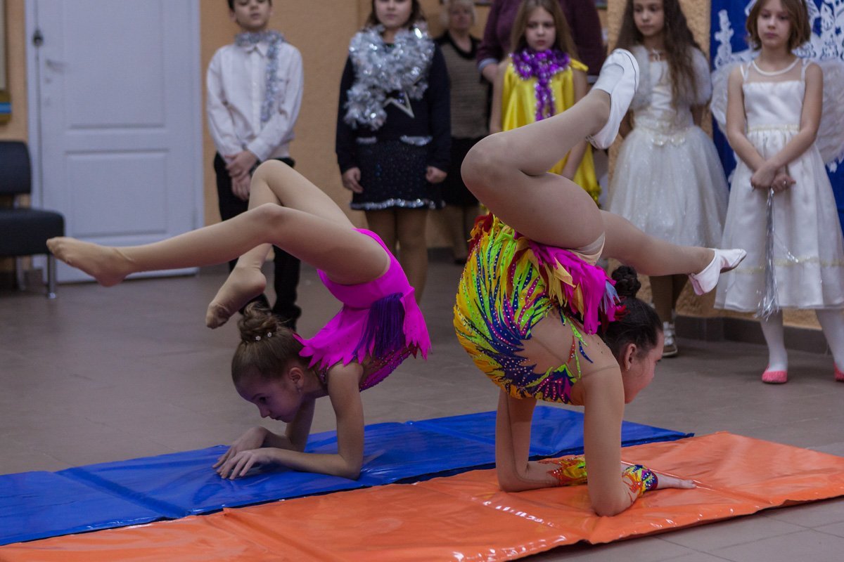 Юные акробатки