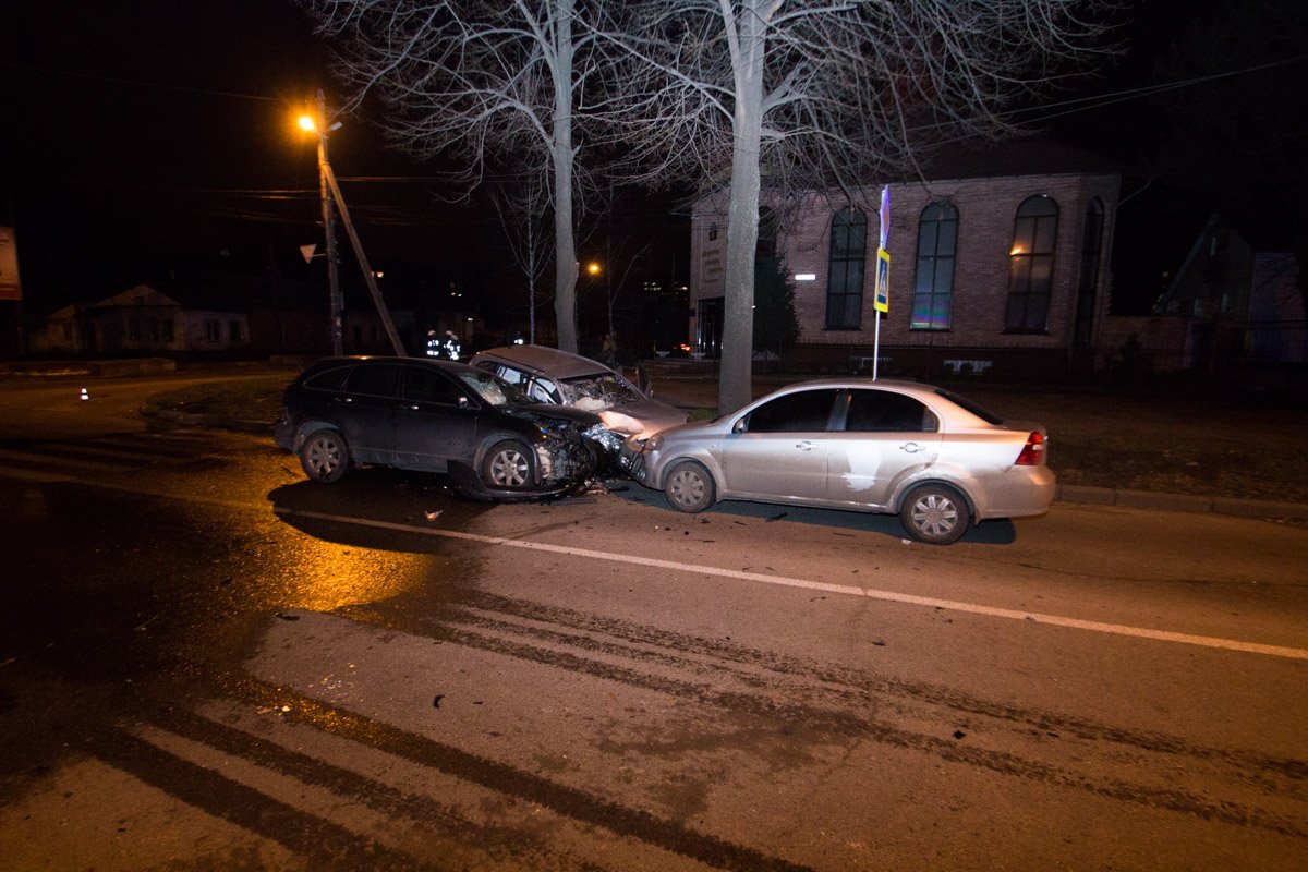 Opel, Honda и Chevrolet столкнулись на улице Владимира Антоновича