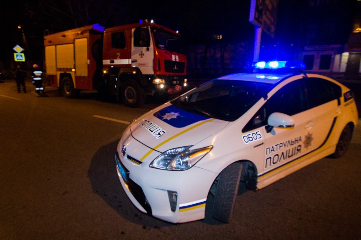 На месте аварии работают 2 экипажа полиции и ГСЧС