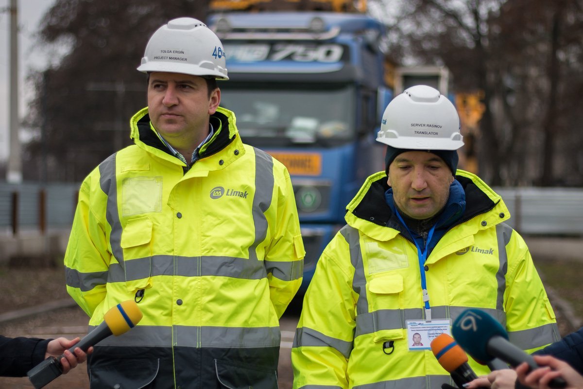 Слева - руководитель проекта Толга Ергин