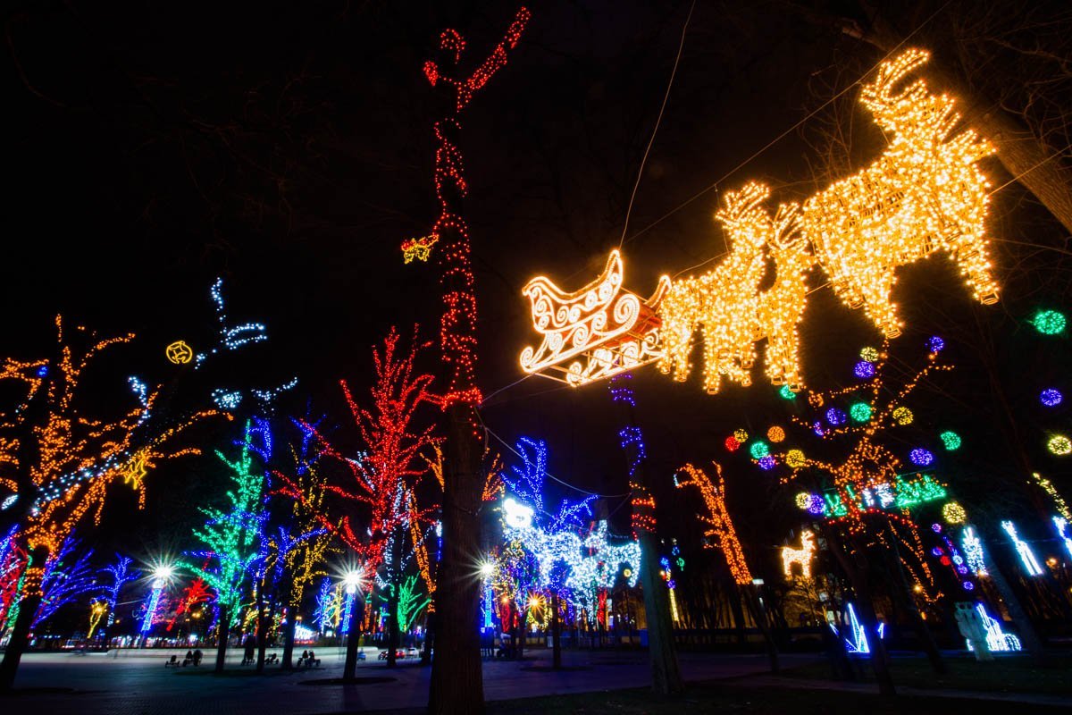 Каждый вечер будут зажигать миллионы огней возле Днепропетровской облгосадминистрации