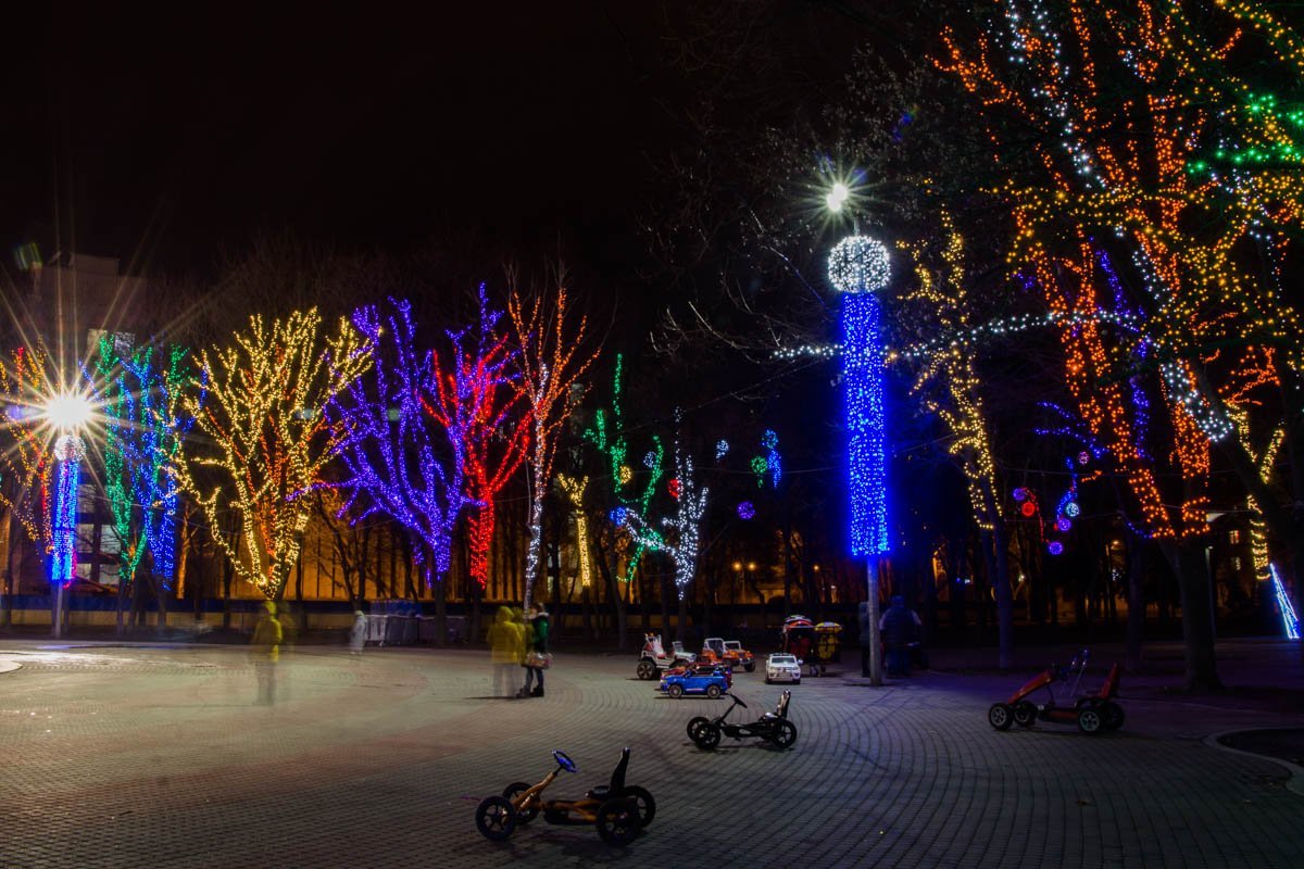 На территории сквера есть развлечения для детей