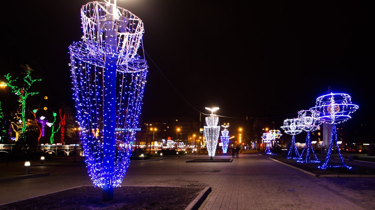 Помимо гирлянд сквер украсили несколькими сотнями разнообразных фигур