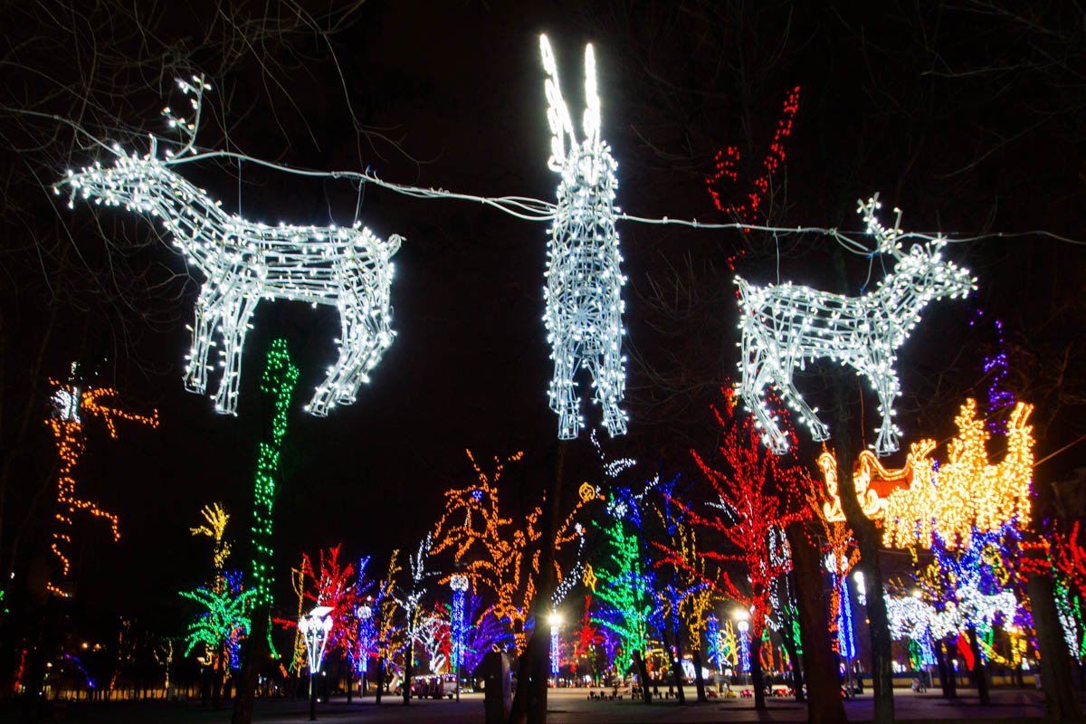 Среди украшений нашлось множество фигур сказочных и мультяшных героев