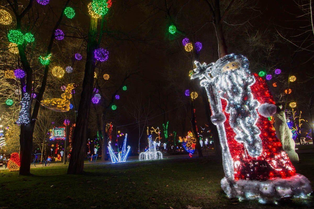 Город пропитан новогодней атмосферой