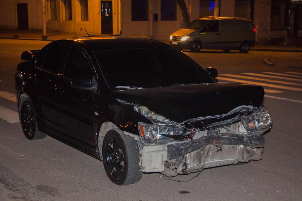 У Mitsubishi сильно повреждена передняя часть У Mitsubishi сильно повреждена передняя часть