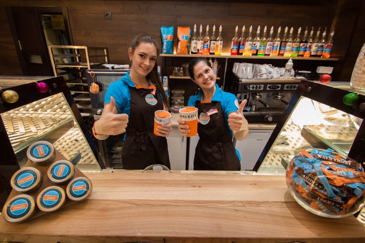 Заведение работает круглосуточно, помимо кофе здесь можно найти много других необычных напитков