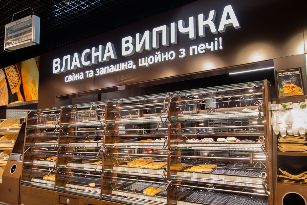 Большая витрина с выпечкой и пончиками находится рядом с кофе