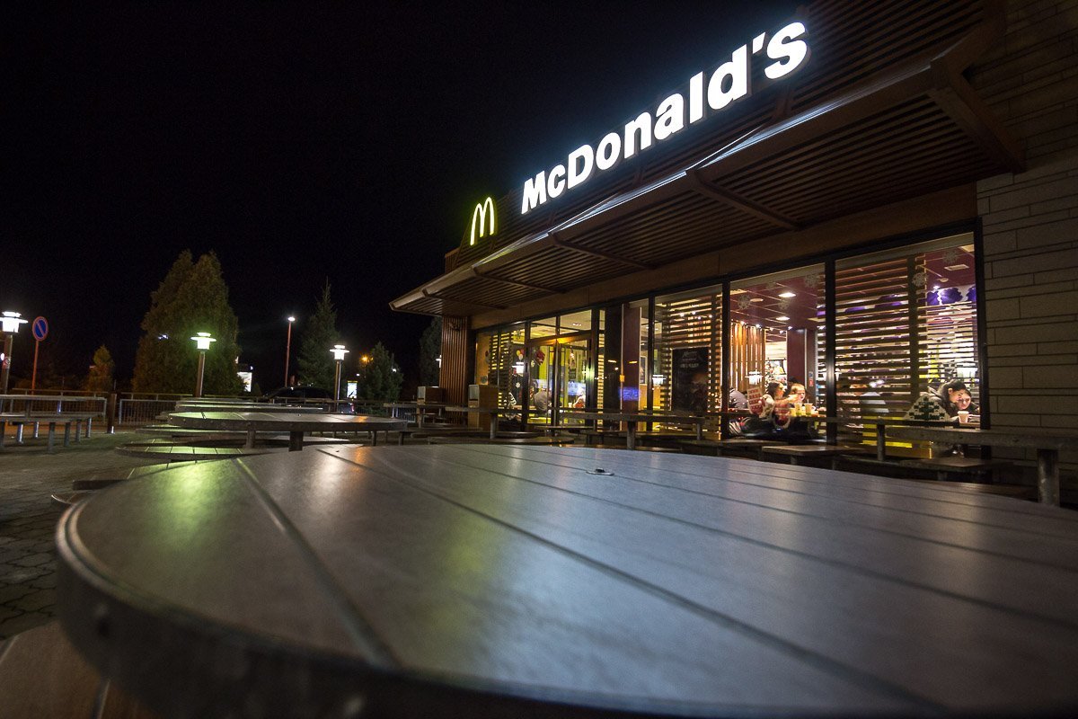 Судя по многим фильмам, сотрудники различных офисов не расстаются с чашкой кофе в течение всего дня