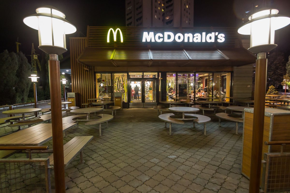 В "McDonald's" есть посетители в любое время суток