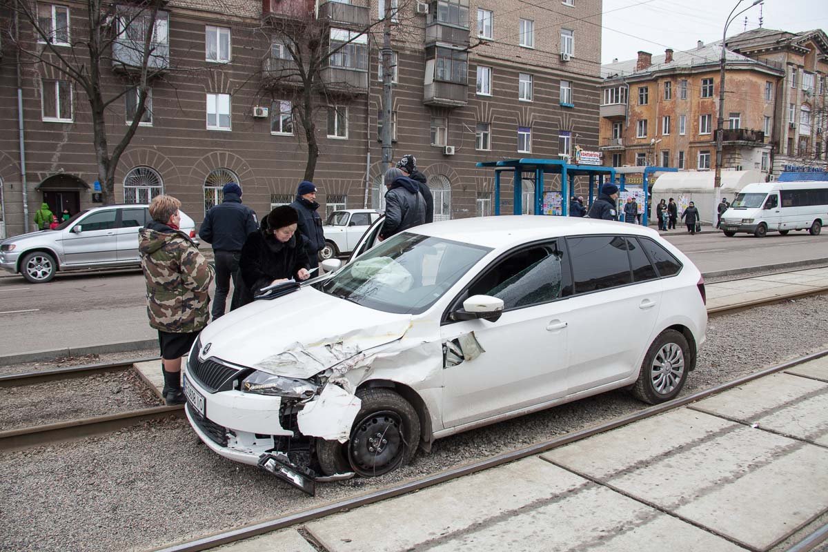 На улице Рабочей возле остановки Skoda въехал в трамвай №11 На улице Рабочей возле остановки Skoda въехал в трамвай №11