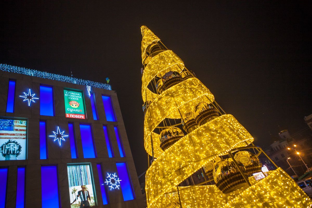 Сладкая елка "выросла" на Европейской площади Сладкая елка "выросла" на Европейской площади