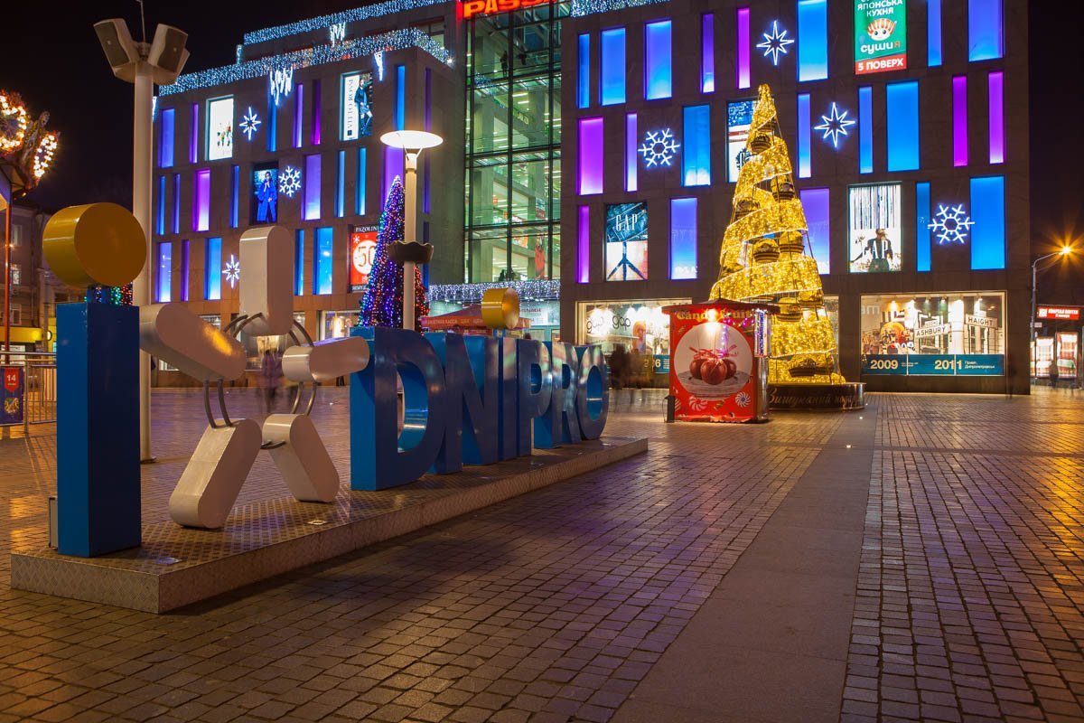 Новогодняя красавица украшена конфетами  Новогодняя красавица украшена конфетами