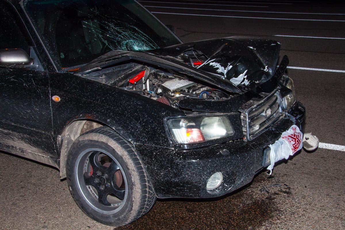 У Subaru от столкновения погнуло капот У Subaru от столкновения погнуло капот