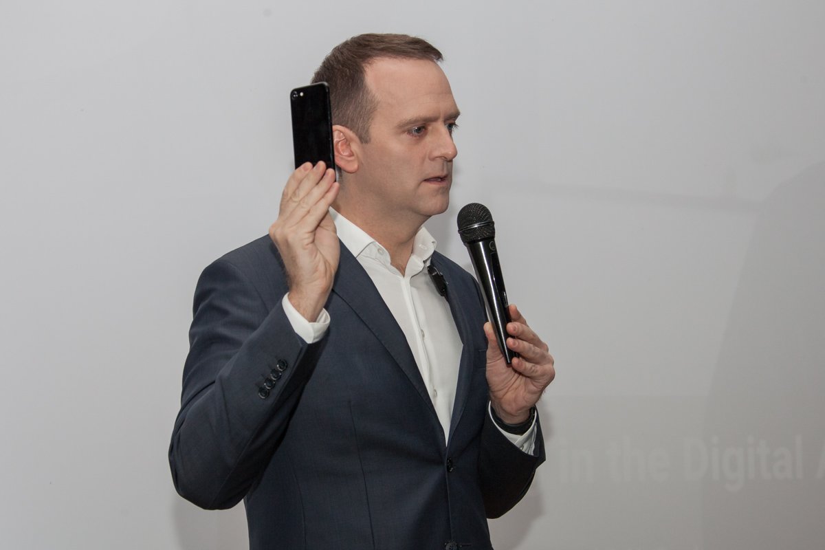 В Днепре выступил известный эксперт по маркетингу Samuel Cook 3