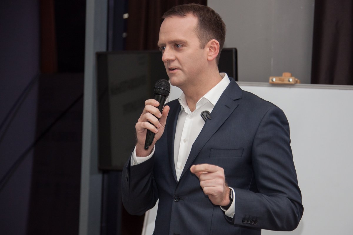 В Днепре выступил известный эксперт по маркетингу Samuel Cook 5