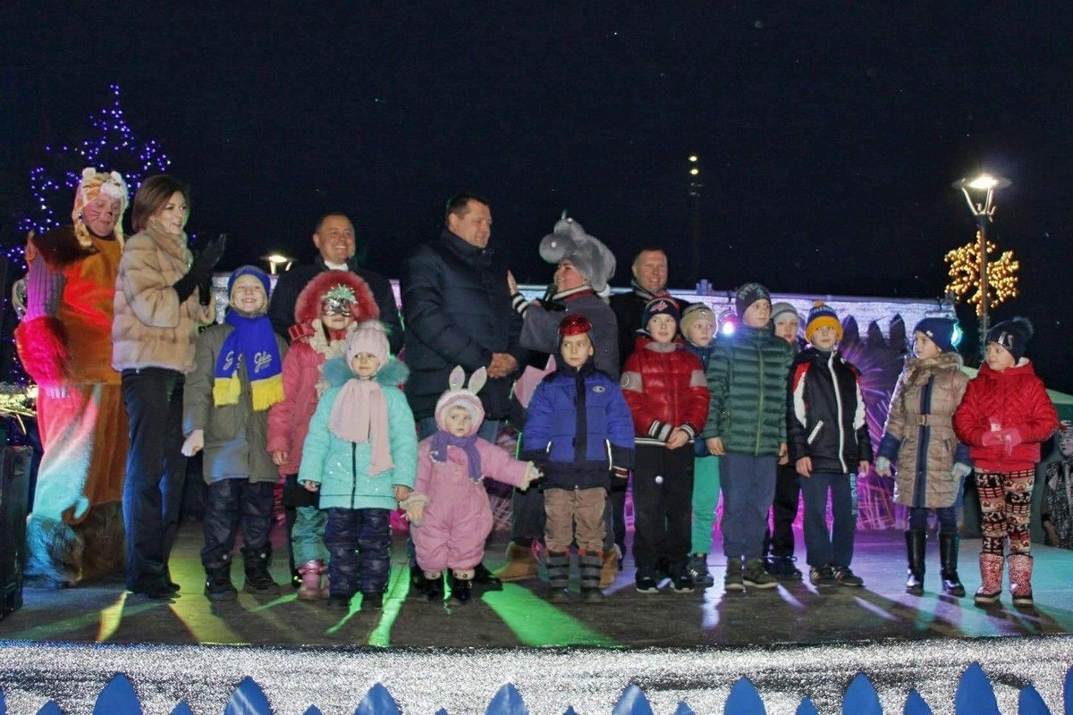 В разных районах Днепра прошли предновогодние праздники с участием Бориса Филатова 1