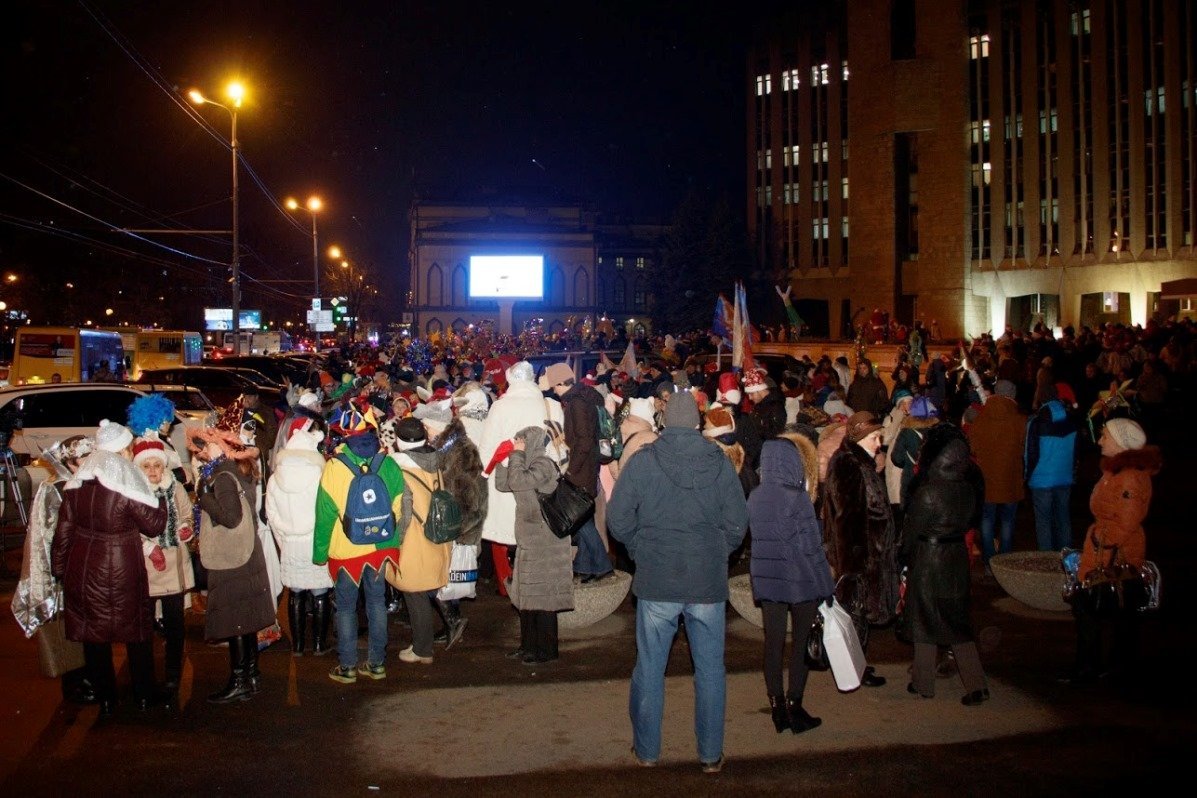 2000 жителей Днепра прошли в костюмах по центру города 1