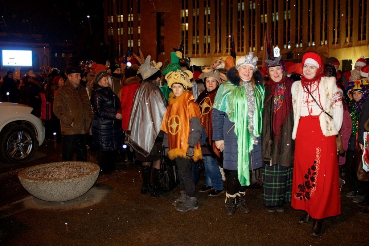 2000 жителей Днепра прошли в костюмах по центру города 2