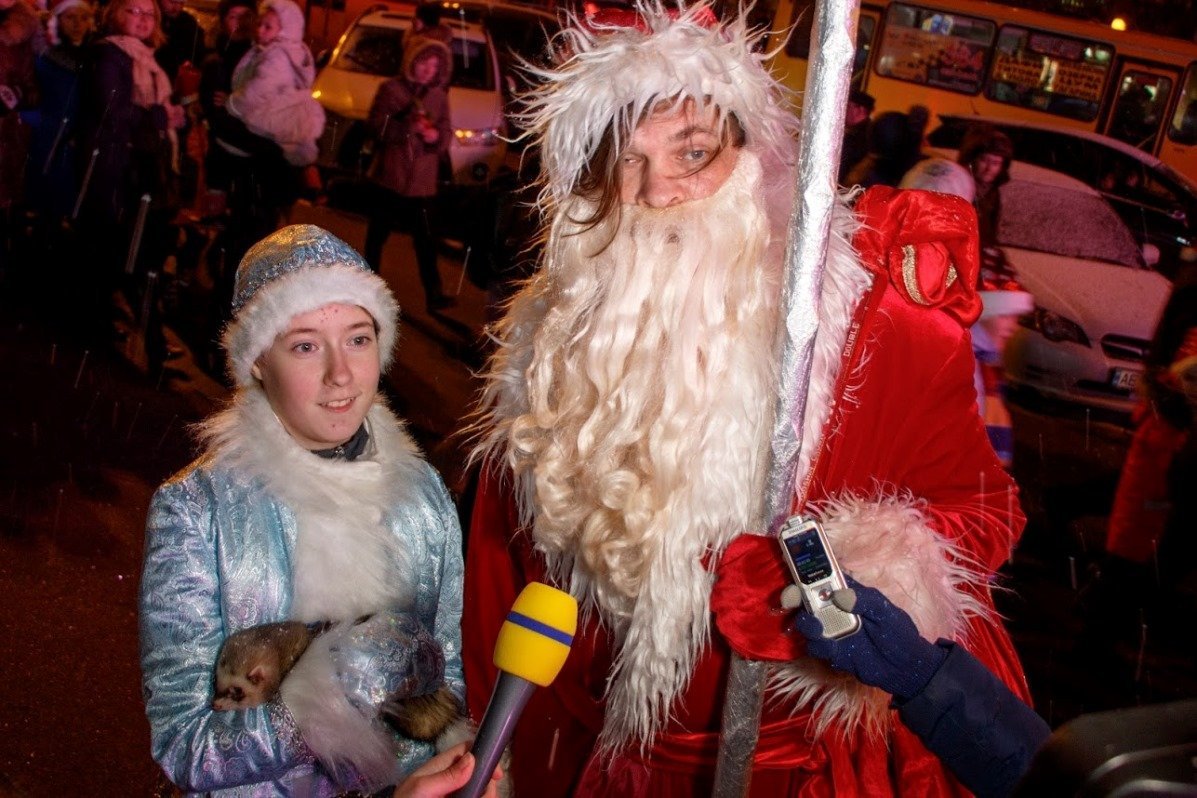 2000 жителей Днепра прошли в костюмах по центру города 3