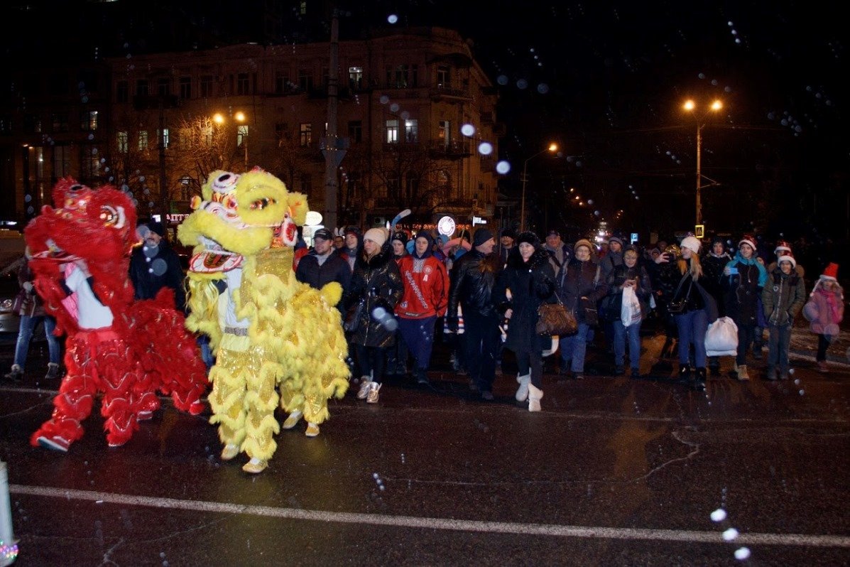 2000 жителей Днепра прошли в костюмах по центру города 4