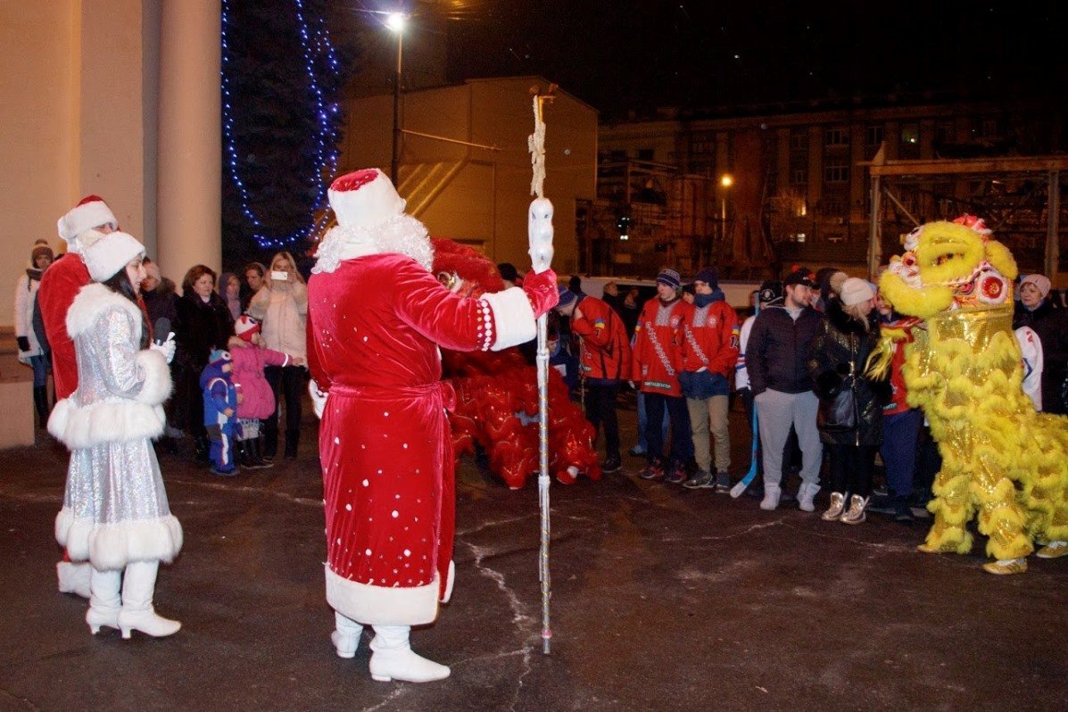 2000 жителей Днепра прошли в костюмах по центру города 5