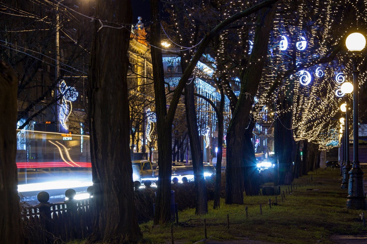 Всего проспект украсили 15 километров гирлянд