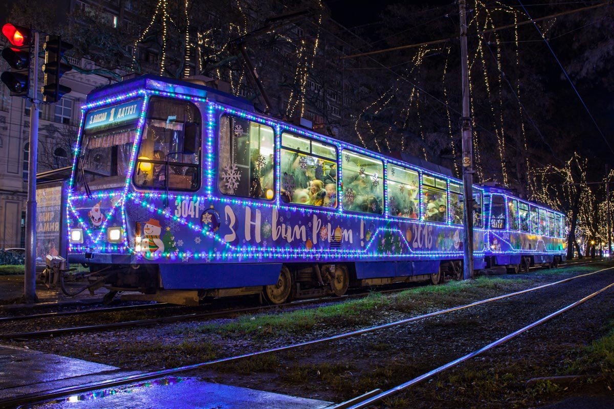 Кажется, что трамвай может увезти в новогоднюю сказку