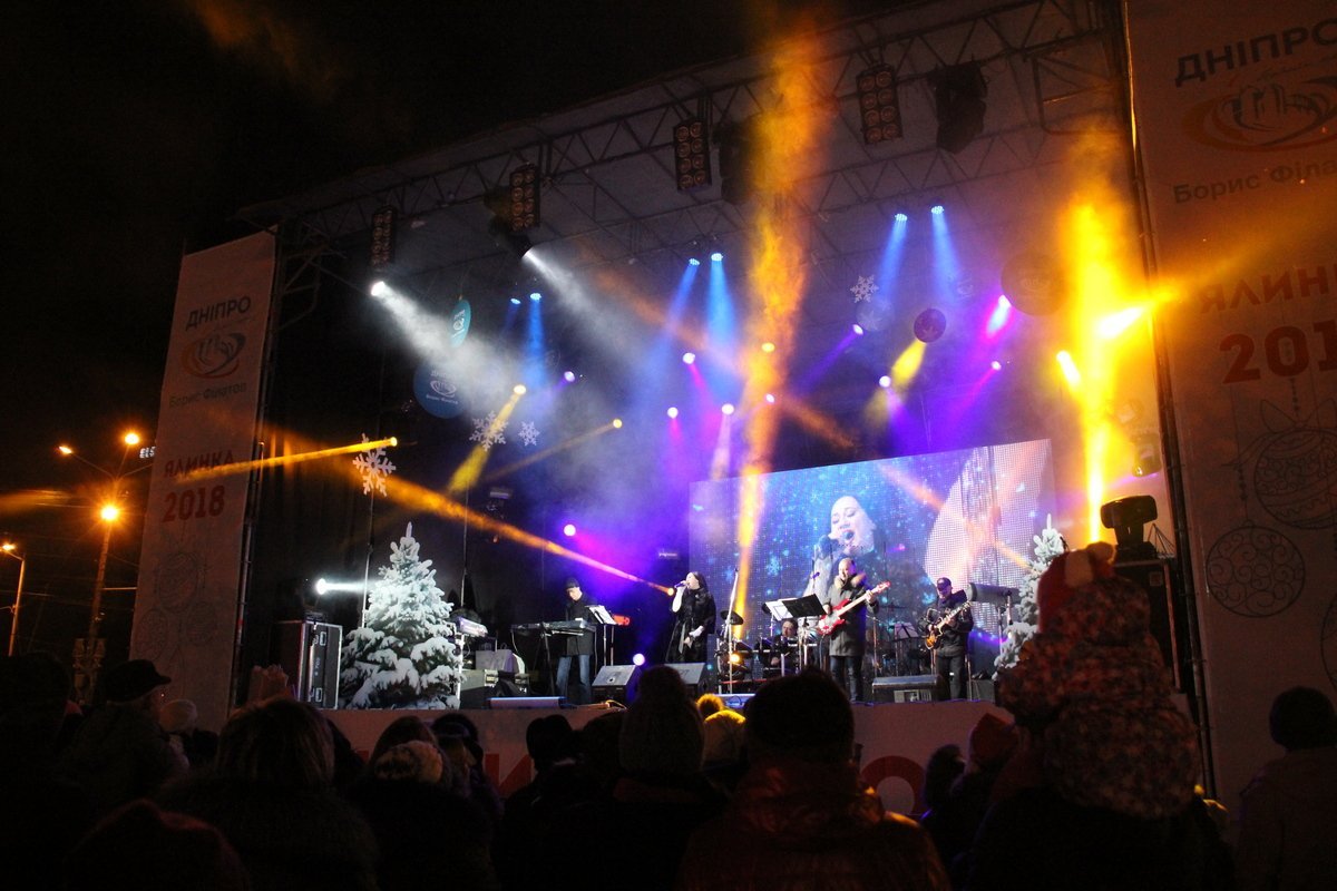 Для жителей Днепра выступали творческие коллективы Для жителей Днепра выступали творческие коллективы