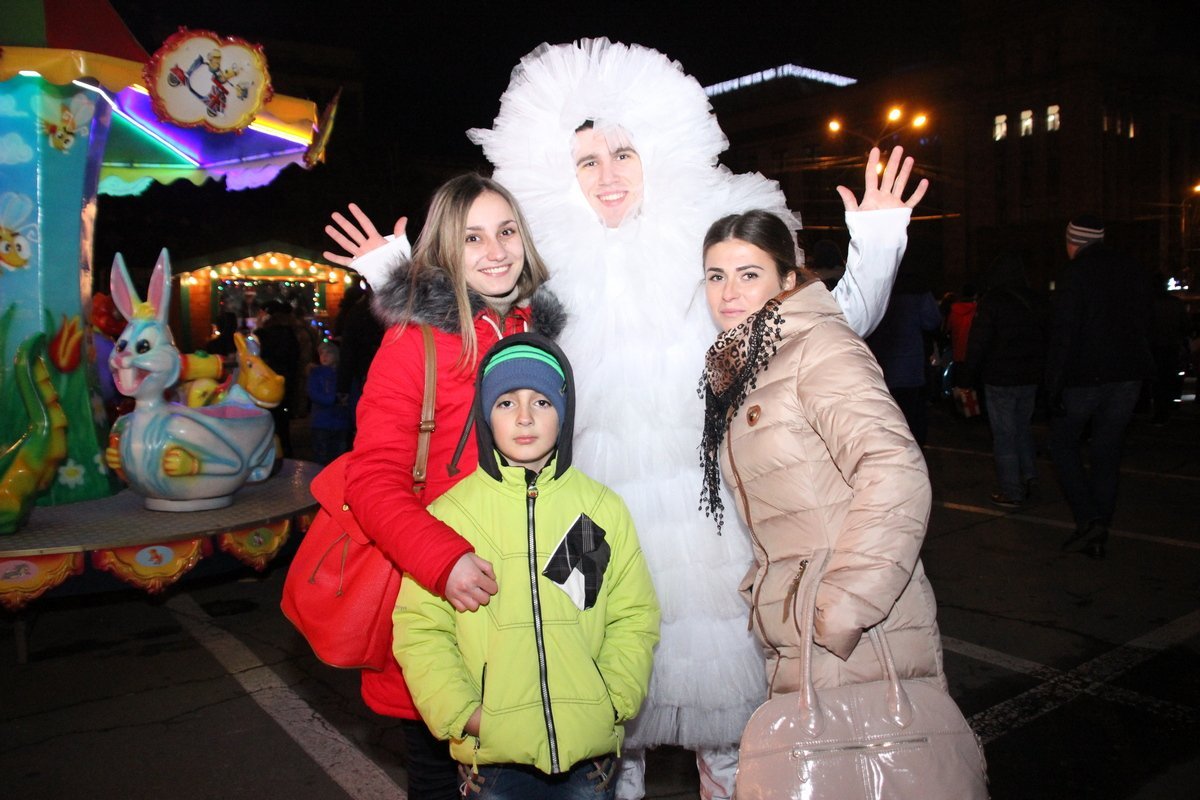 Взрослых и детей развлекали аниматоры Взрослых и детей развлекали аниматоры