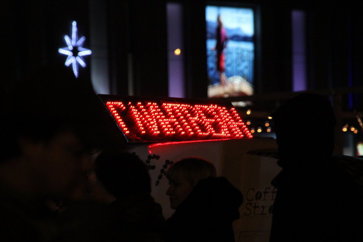 В зимнем городке можно согреться горячим глинтвейном В зимнем городке можно согреться горячим глинтвейном