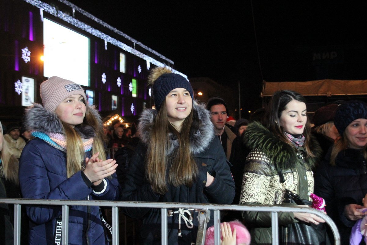 Холод не помешал сотням людей собраться в центре Днепра Холод не помешал сотням людей собраться в центре Днепра