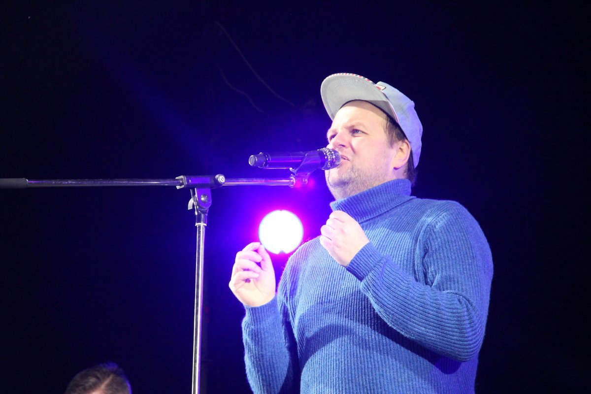 На сцене зажигала группа ТИК На сцене зажигала группа ТИК