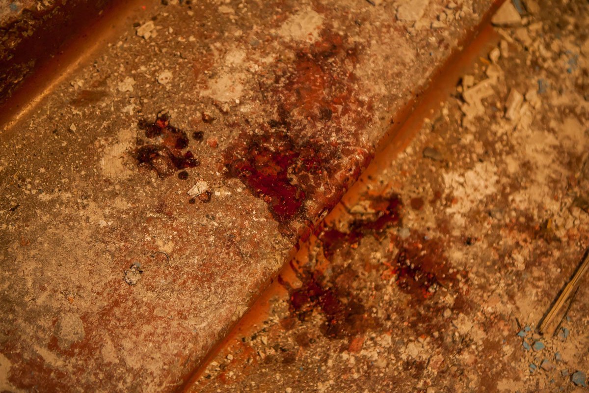 Следы крови на лестничной площадке