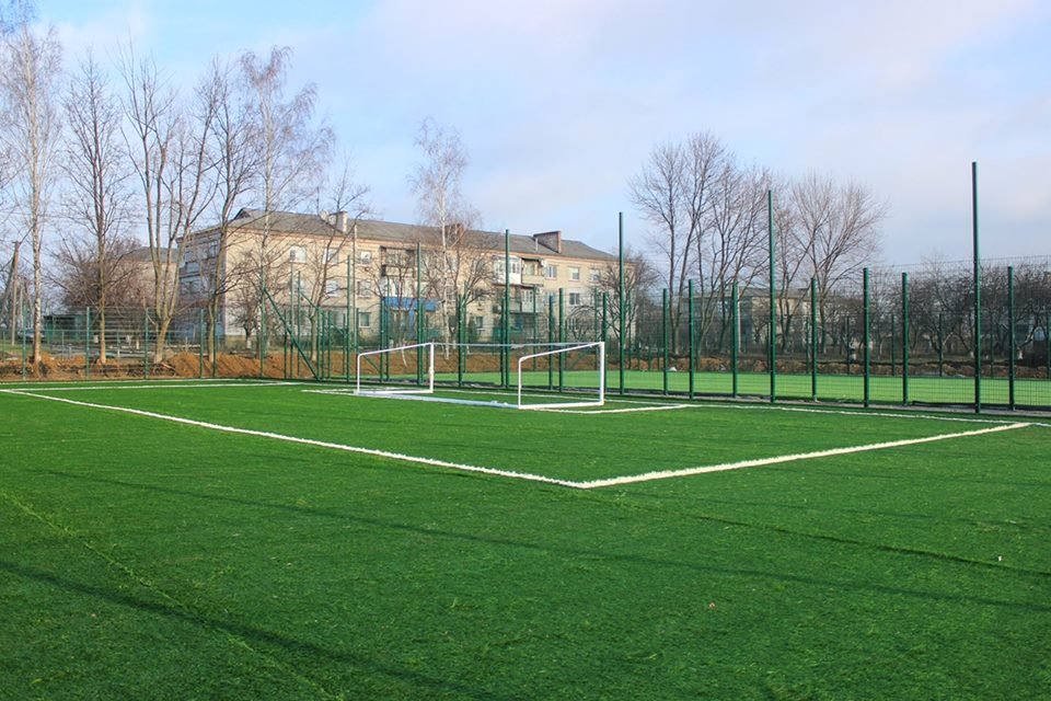 На поле уже уложили зеленое покрытие