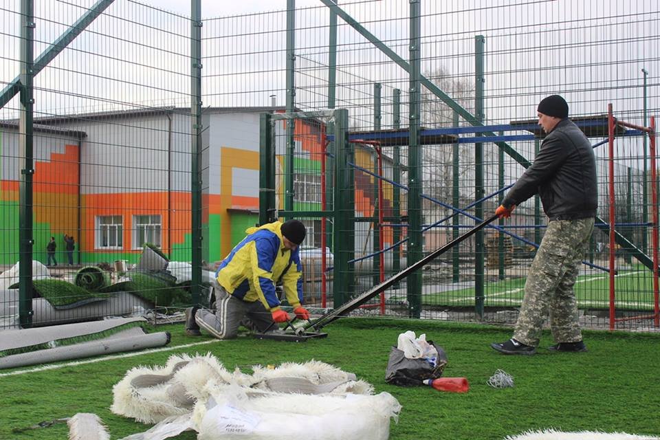 Рабочие все еще благоустраивают территорию