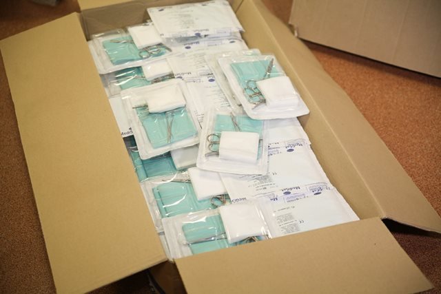 В больницу доставили и перевязочный материал