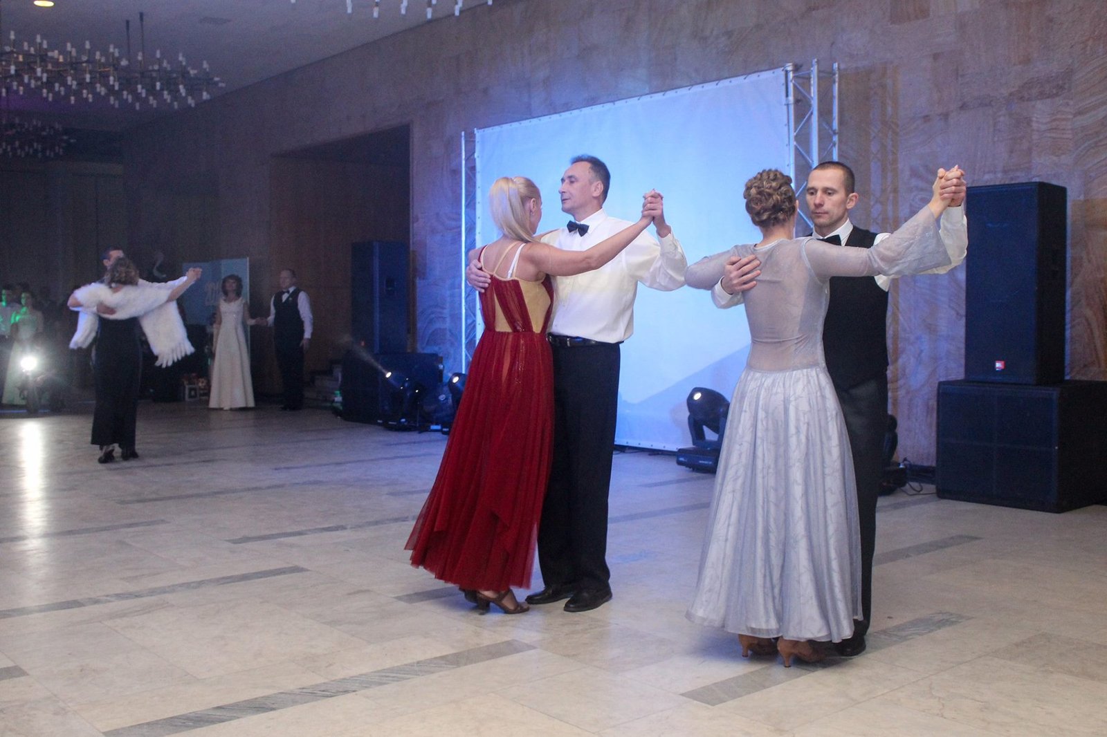 Мало кто знает, что для того, чтобы с легкостью вальсировать на паркете, участники прошли два месяца танцевальной подготовки Мало кто знает, что для того, чтобы с легкостью вальсировать на паркете, участники прошли два месяца танцевальной подготовки