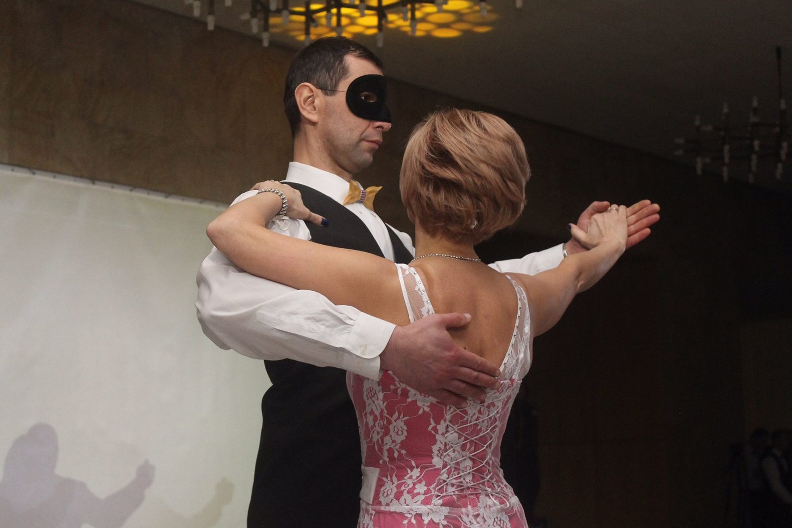 Основным атрибутом вечера стала маскарадная маска Основным атрибутом вечера стала маскарадная маска