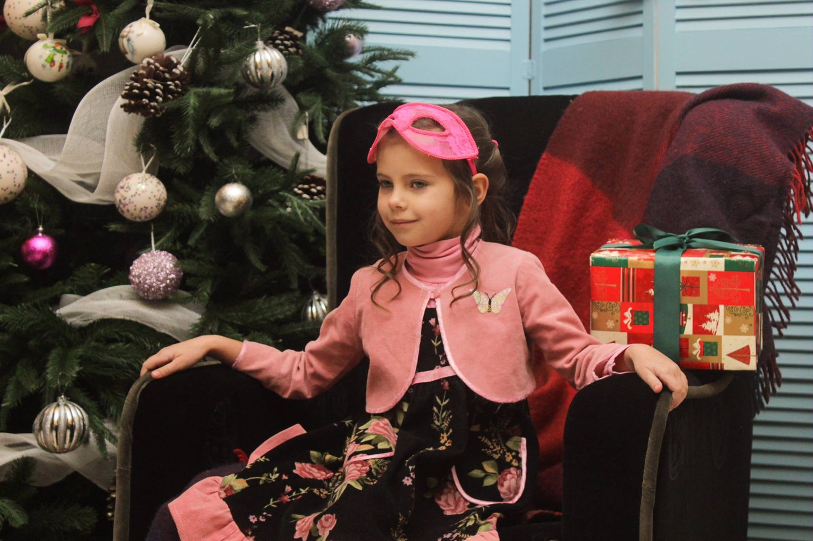 Гости Рождественского бала могли сделать памятное фото в атмосферной фотозоне Гости Рождественского бала могли сделать памятное фото в атмосферной фотозоне