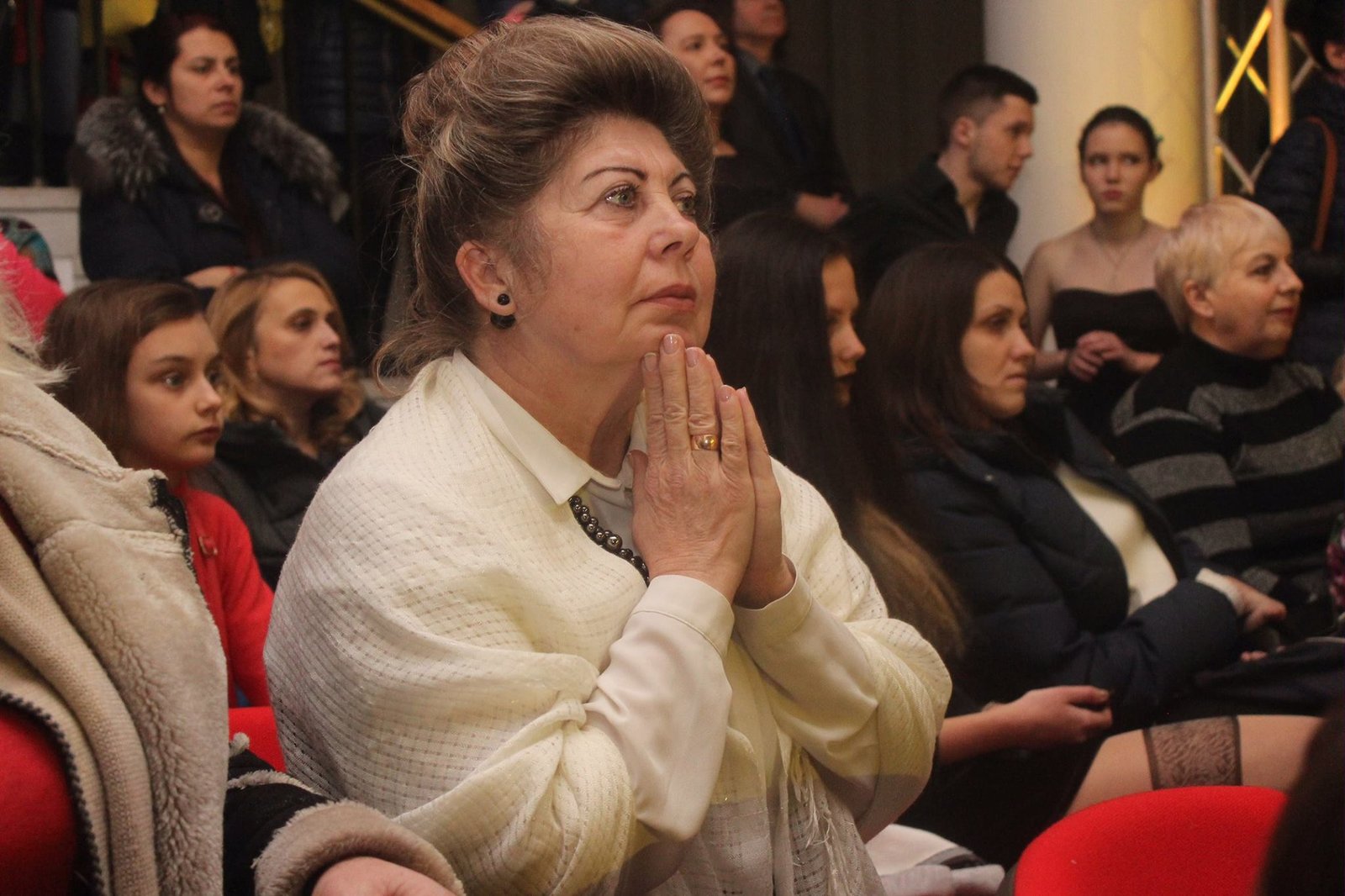 Многие смотрели на танцующие пары с восхищением Многие смотрели на танцующие пары с восхищением