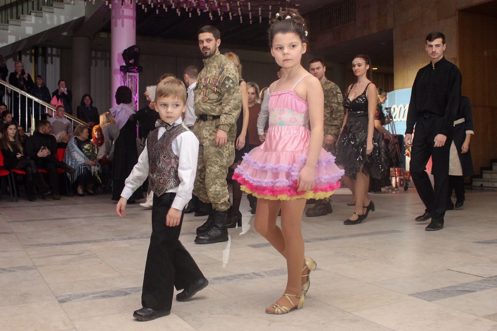 Атмосфера в холле Театра оперы и балета была не иначе, как семейная Атмосфера в холле Театра оперы и балета была не иначе, как семейная