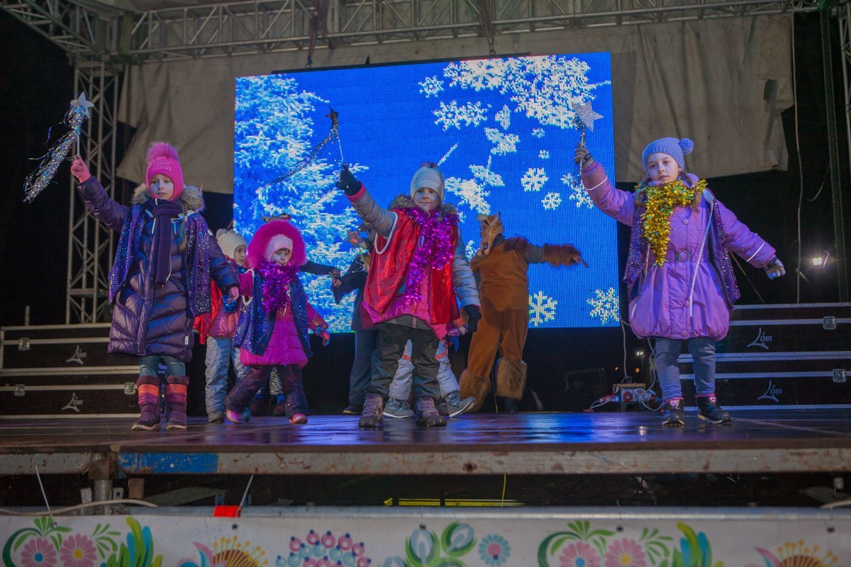 На празднике выступали укутанные в пуховики дети, украшенные дождиками и снежинками На празднике выступали укутанные в пуховики дети, украшенные дождиками и снежинками