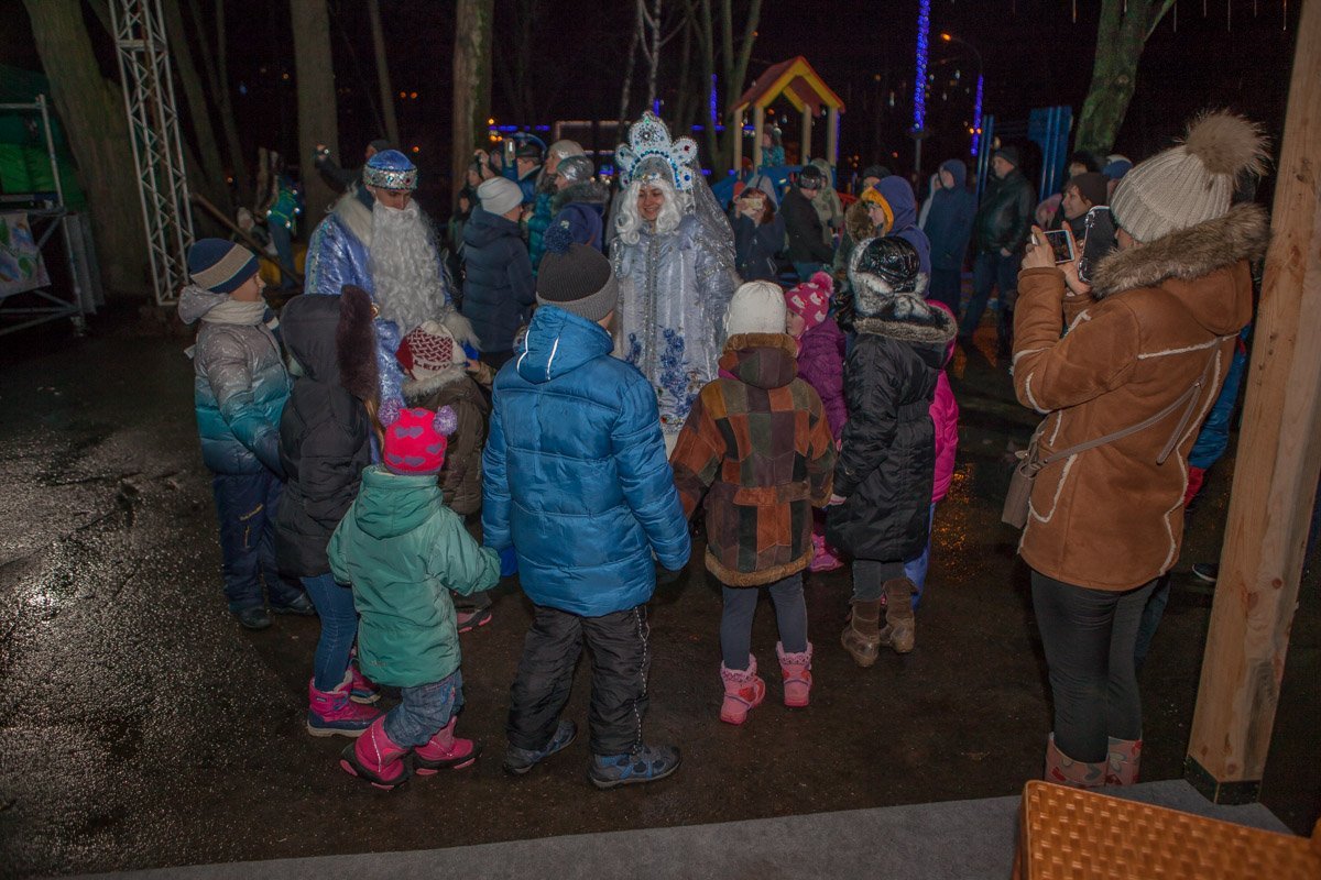 Рядом со сценой дети водили хороводы и фотографировались с Дедом Морозом и Снегурочкой Рядом со сценой дети водили хороводы и фотографировались с Дедом Морозом и Снегурочкой