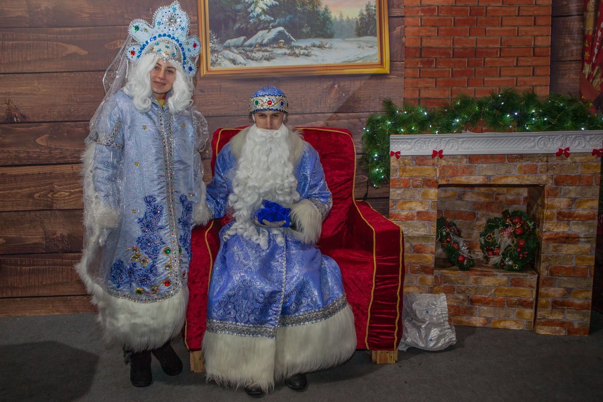 Любой желающий мог сфотографироваться с Дедом Морозом и Снегурочкой Любой желающий мог сфотографироваться с Дедом Морозом и Снегурочкой