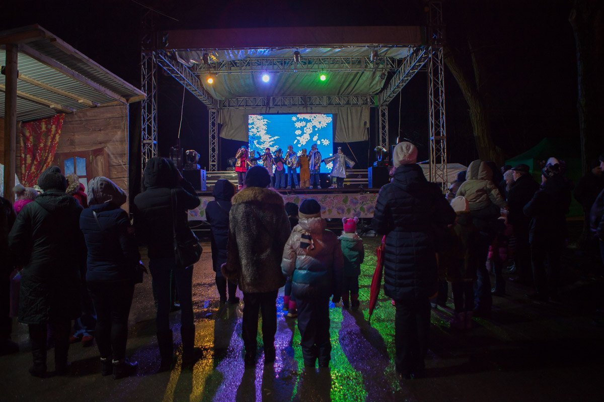 Людей на празднике было не много, но настроение у всех было новогоднее Людей на празднике было не много, но настроение у всех было новогоднее