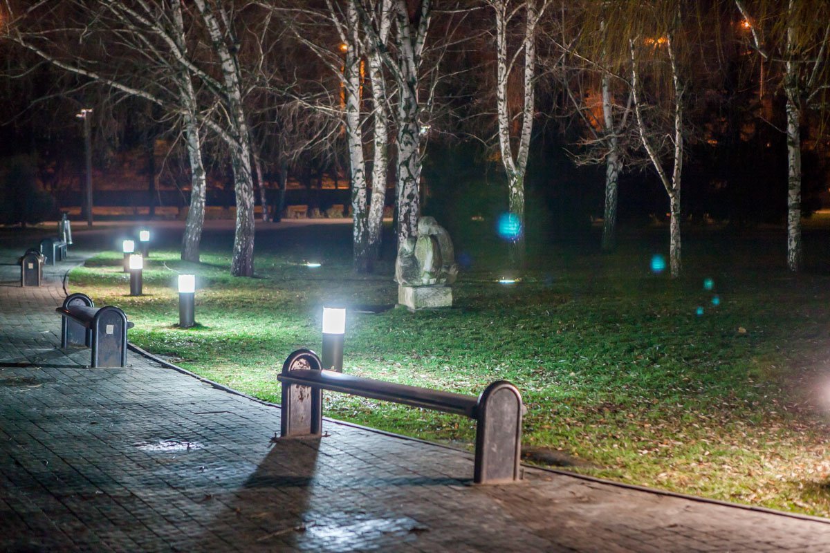 Лавочки одиноко пустуют Лавочки одиноко пустуют